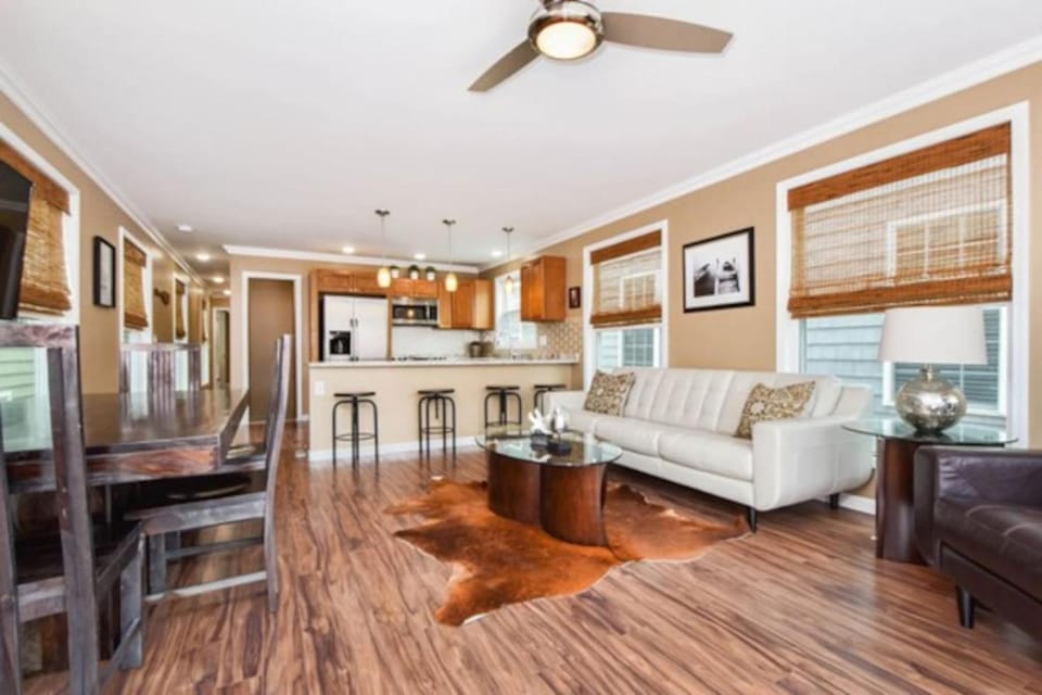 Cream Houseboat 4 Bedroom House in Lake Cumberland