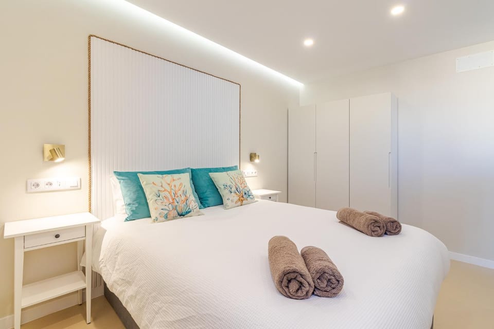 Bed, Photo of the whole room, Bedroom, towels, wardrobe