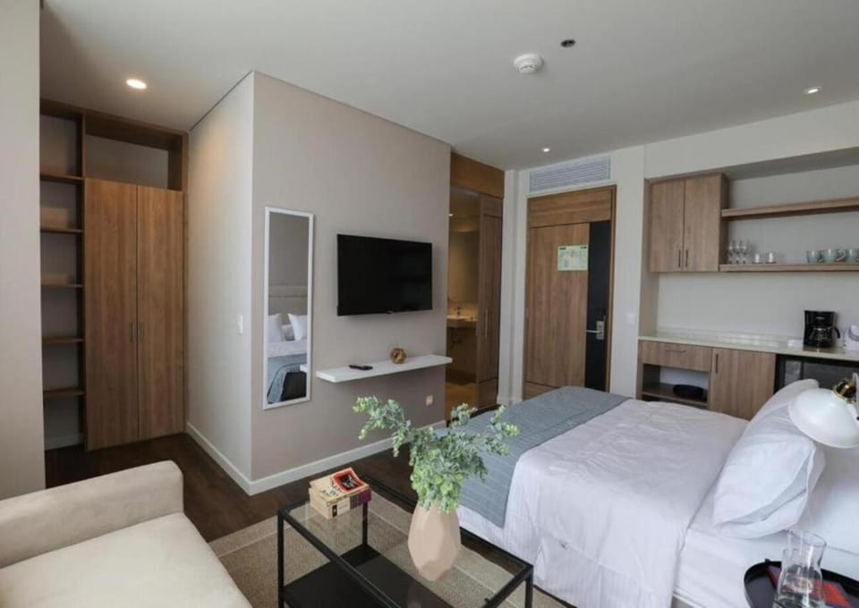 Bed, TV and multimedia, Kitchen or kitchenette, Photo of the whole room, Seating area, Bedroom