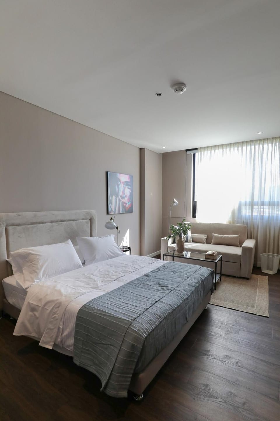 Bed, TV and multimedia, Living room, Photo of the whole room, Seating area, Bedroom