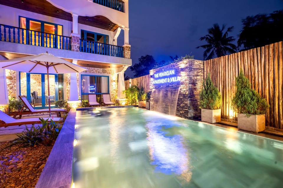 Property building, Patio, Night, Garden, Garden view, Swimming pool, sunbed