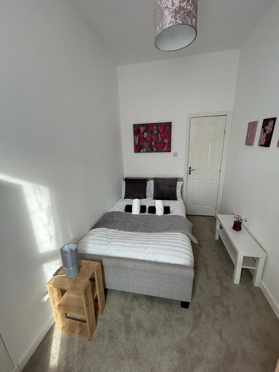 Bed, Bedroom, towels