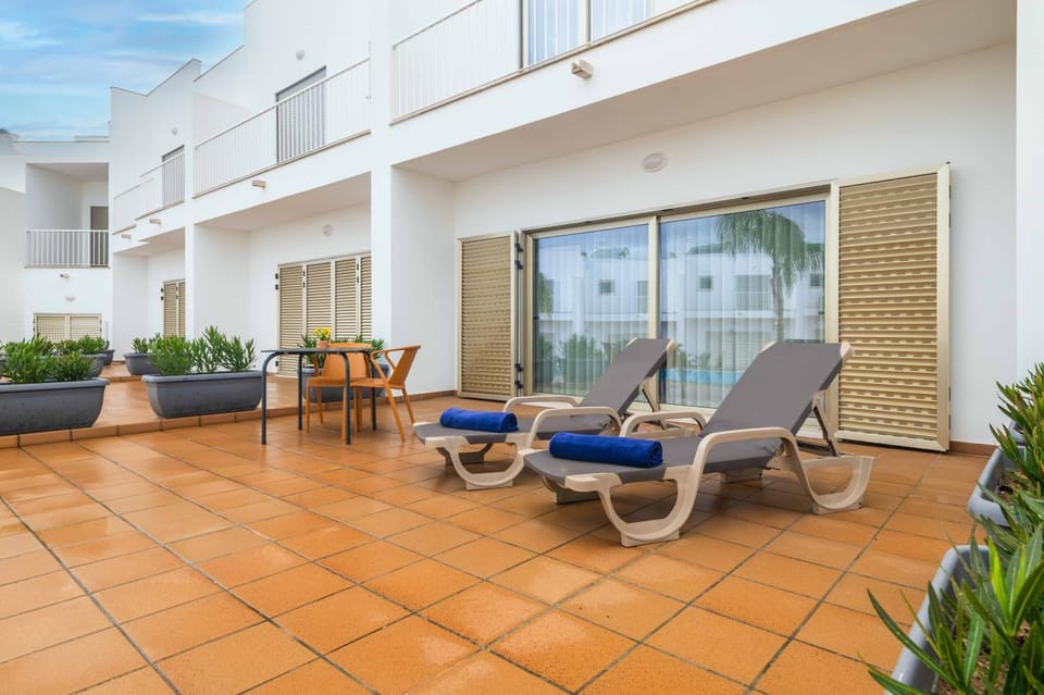 Balcony/Terrace, sunbed