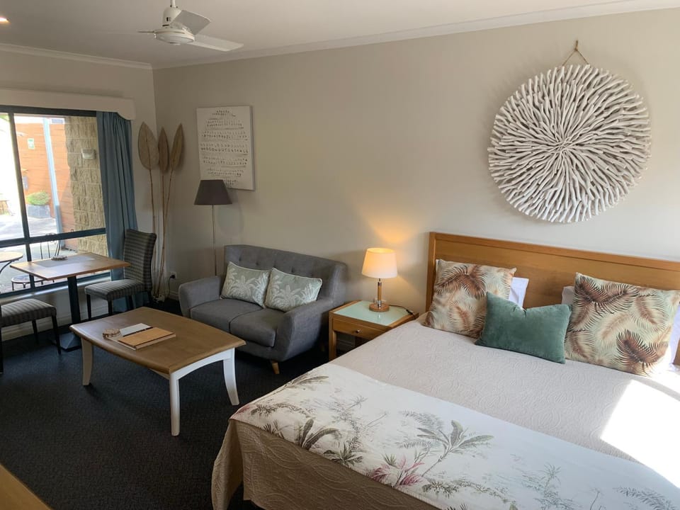 Bed, Photo of the whole room, Seating area, Bedroom