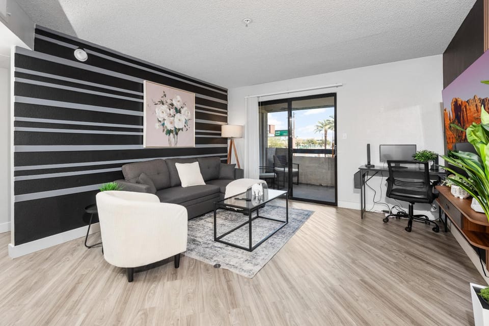 Sleek 2BR Near ASU, Pool, Grill, Parking,PetFrndly Apartment in Tempe