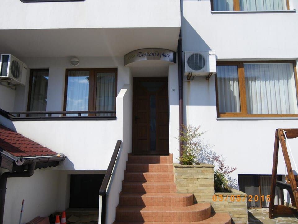 Facade/entrance