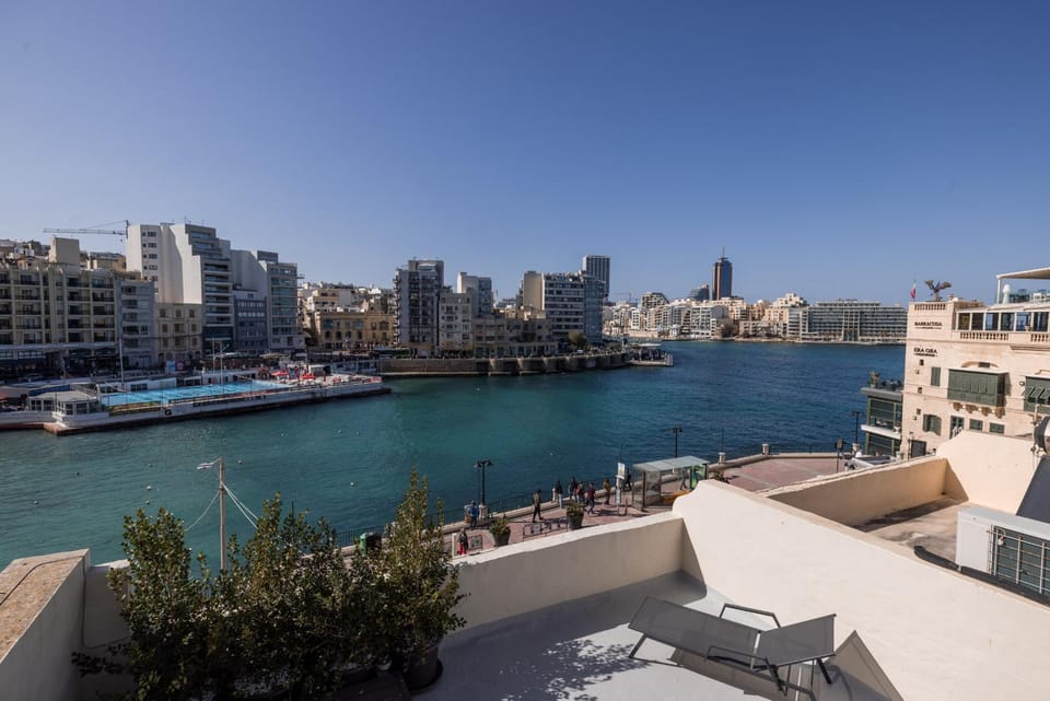 Property building, Nearby landmark, Day, Natural landscape, View (from property/room), Balcony/Terrace, City view, Sea view