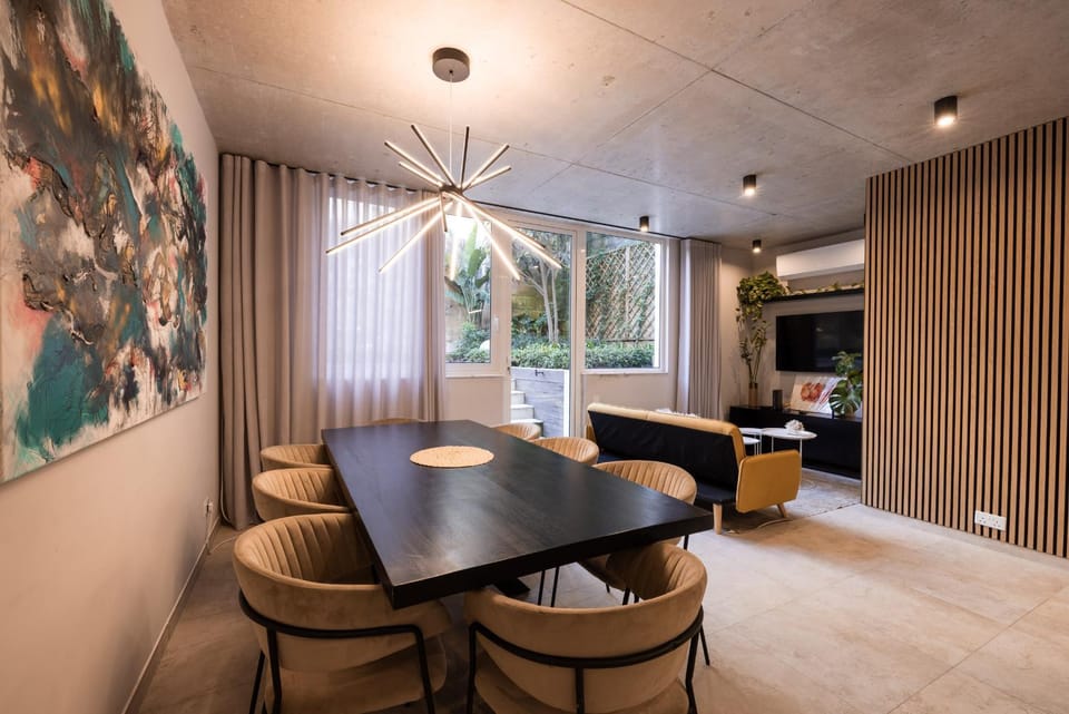 TV and multimedia, Living room, Seating area, Dining area