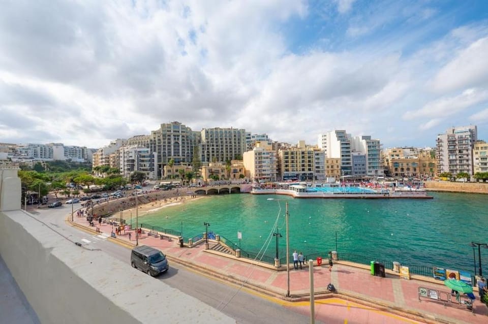 Property building, Communal lounge/ TV room, Day, Neighbourhood, Natural landscape, Balcony/Terrace, Beach, City view, Sea view, Street view, Location