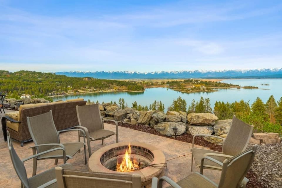 Flathead Lake Cliff Retreat House in Flathead Lake