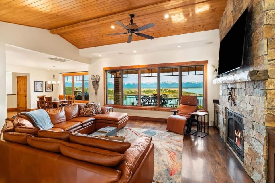Flathead Lake Cliff Retreat House in Flathead Lake