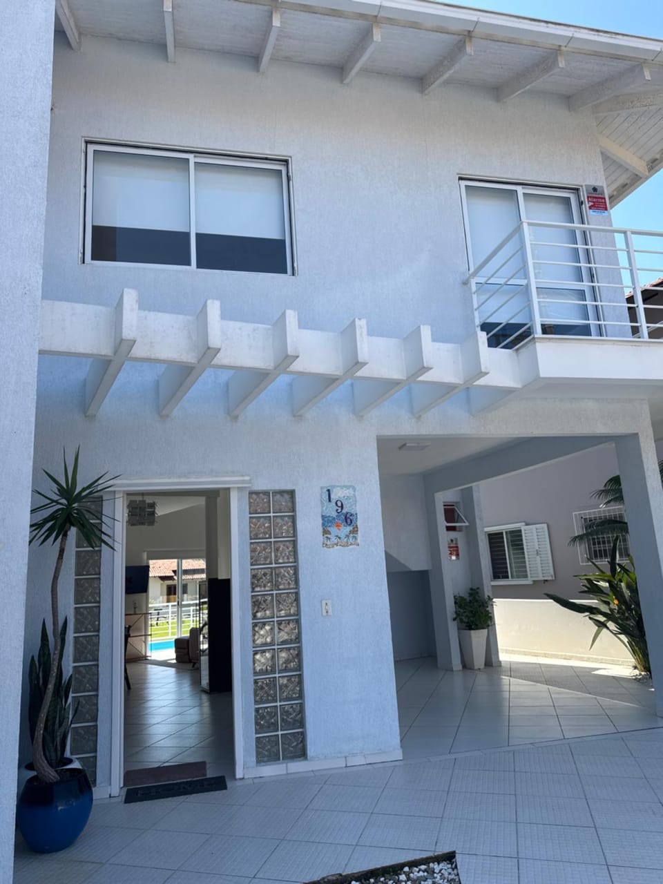 Casa de praia na quadra do mar com piscina House in São Francisco do Sul