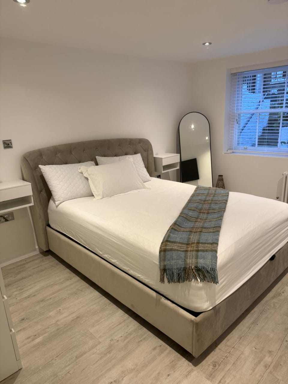 Large 1 bedroom self contained garden flat Apartment in Windsor