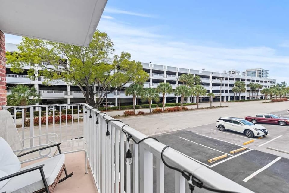 Beach, Pool & Las Olas Getaway Apartment in Fort Lauderdale
