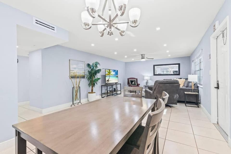 Beach, Pool & Las Olas Getaway Apartment in Fort Lauderdale