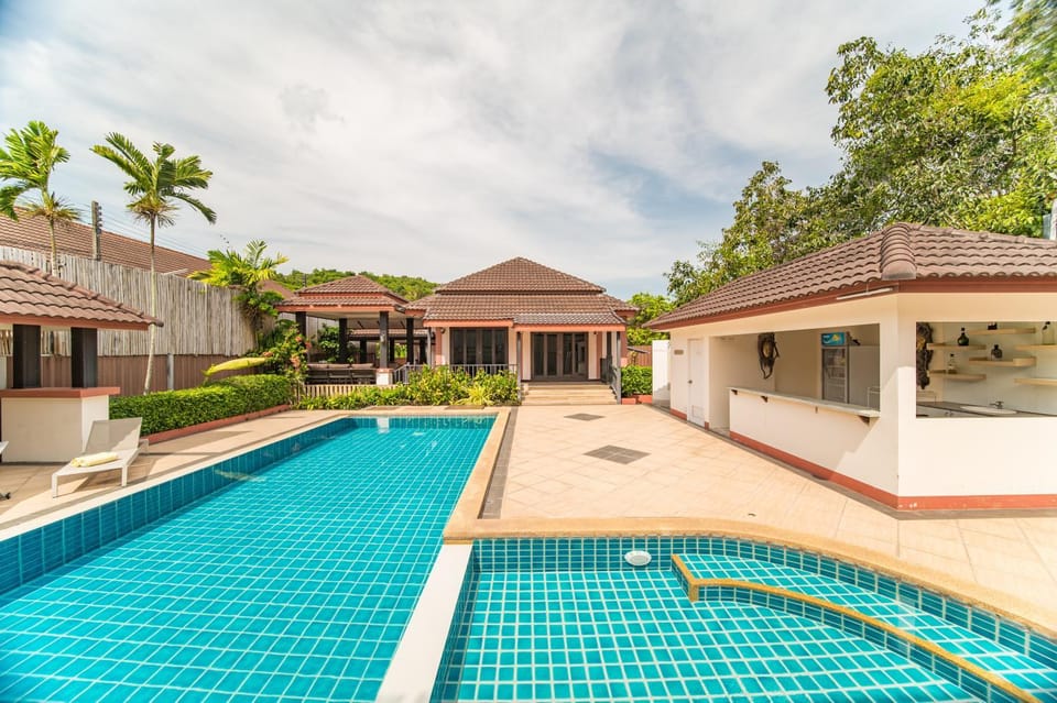 Property building, Day, Pool view, Swimming pool, sunbed