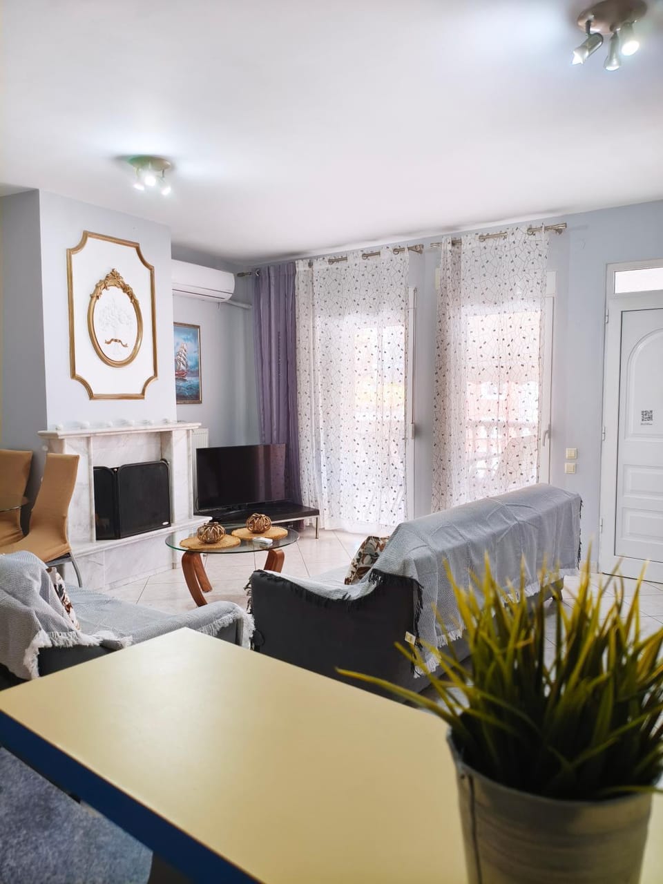 TV and multimedia, Living room, Seating area, Evening entertainment