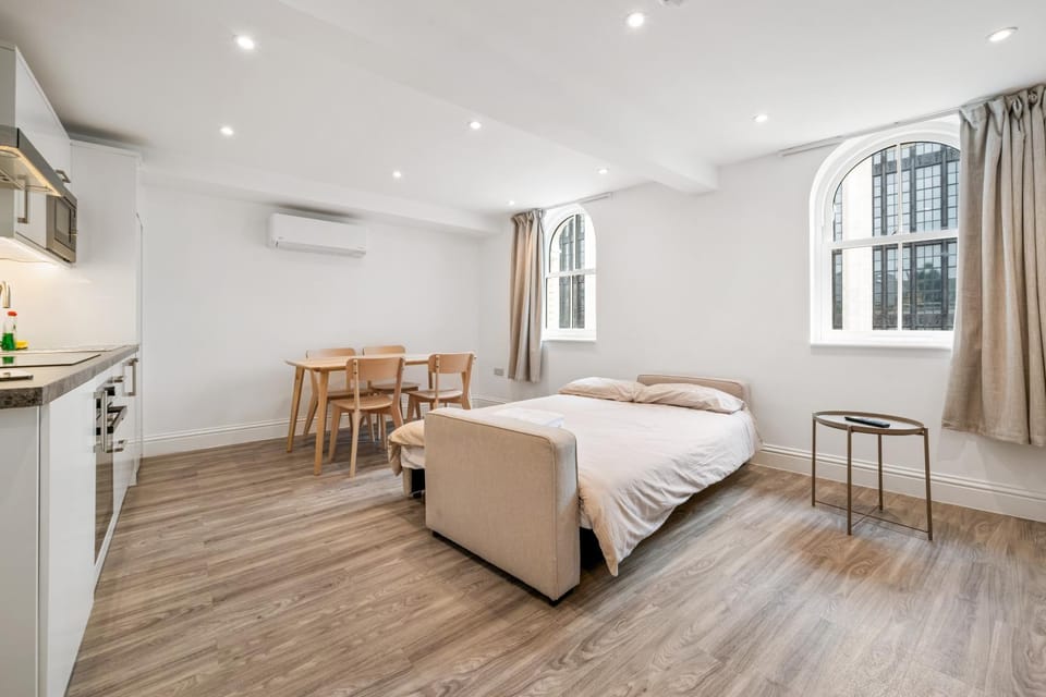 Bed, Living room, Seating area, Dining area