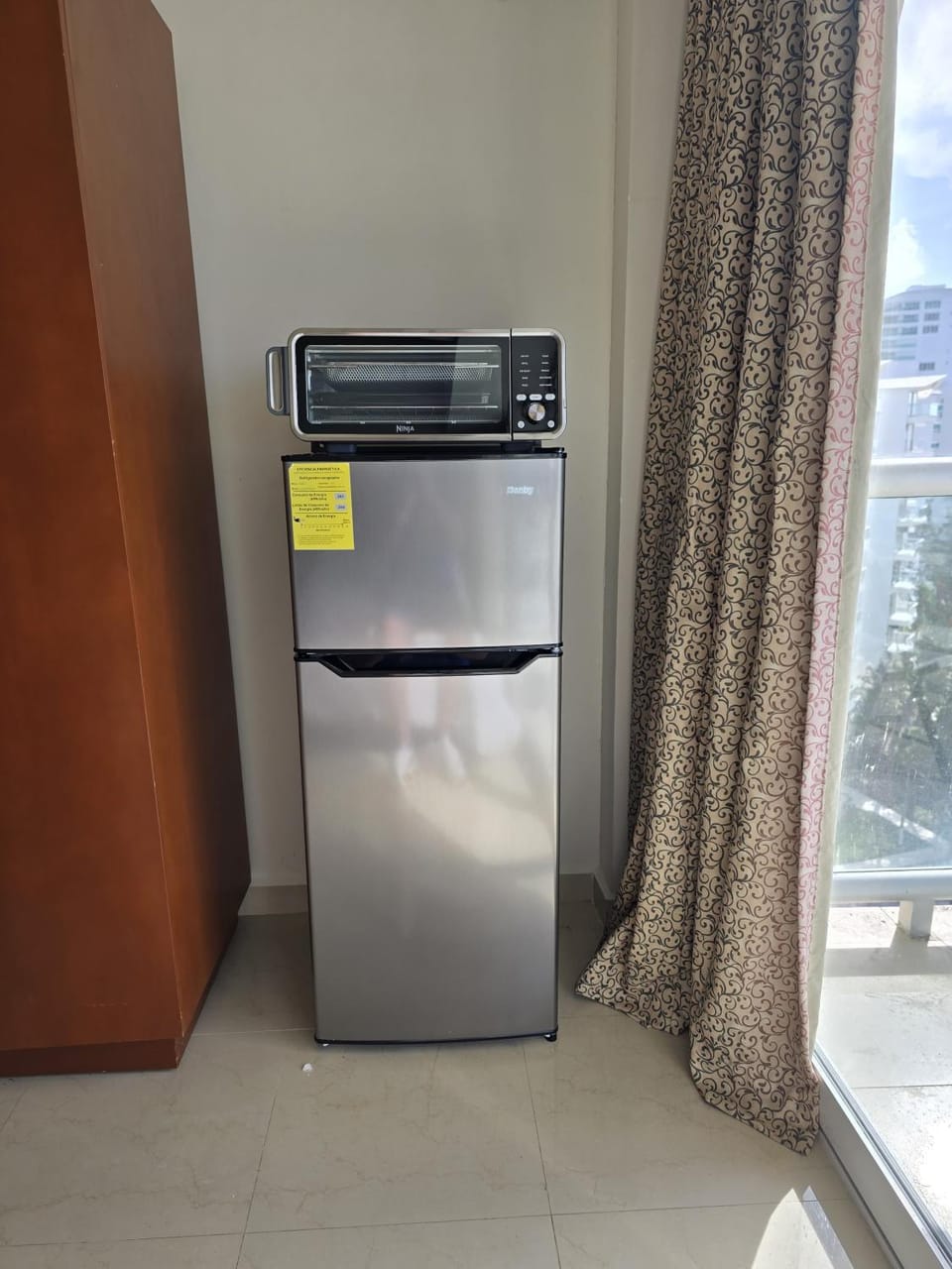 minibar, oven