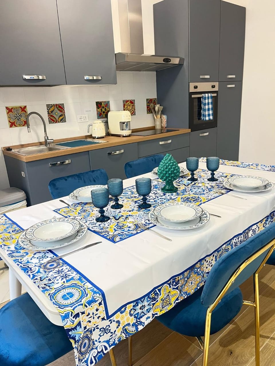 Kitchen or kitchenette, Food and drinks, Dining area, stove