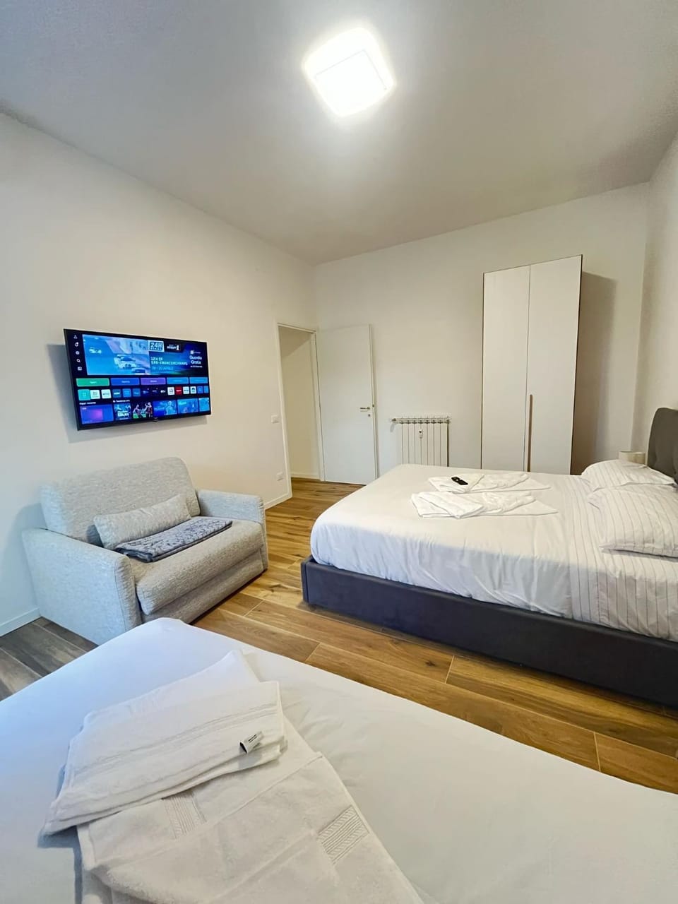 Bed, TV and multimedia, Photo of the whole room, Bedroom