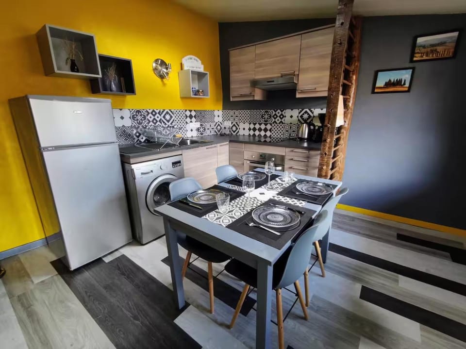 Kitchen or kitchenette, Dining area
