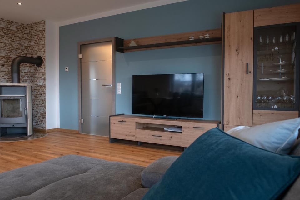 Communal lounge/ TV room, TV and multimedia, Living room, Seating area, wardrobe