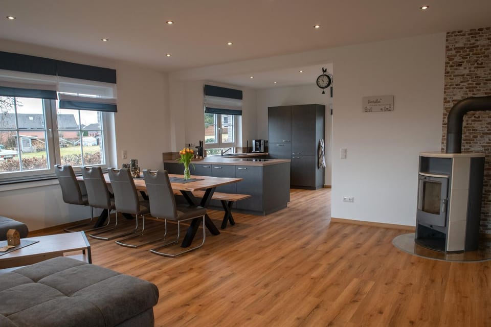 Kitchen or kitchenette, Living room, Seating area, Dining area, oven