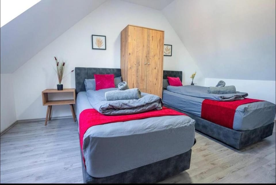 Bed, Bedroom, towels