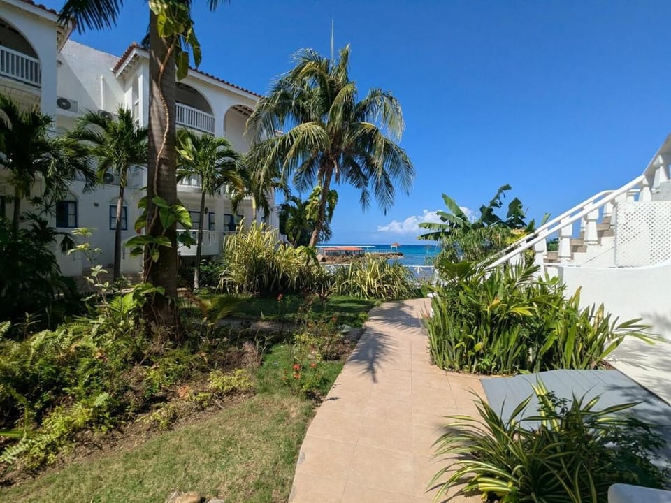 SoJo's Sandy Toes Santuary Apartment in Runaway Bay