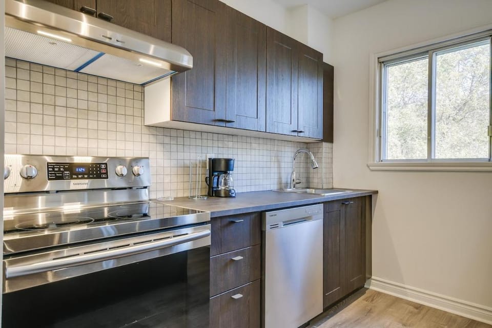 The St Denis - Near Metro Station With a Terrace Apartment in Laval
