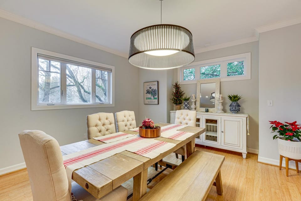 5 Mi to Oregon Zoo Spacious Retreat with Patio House in Portland