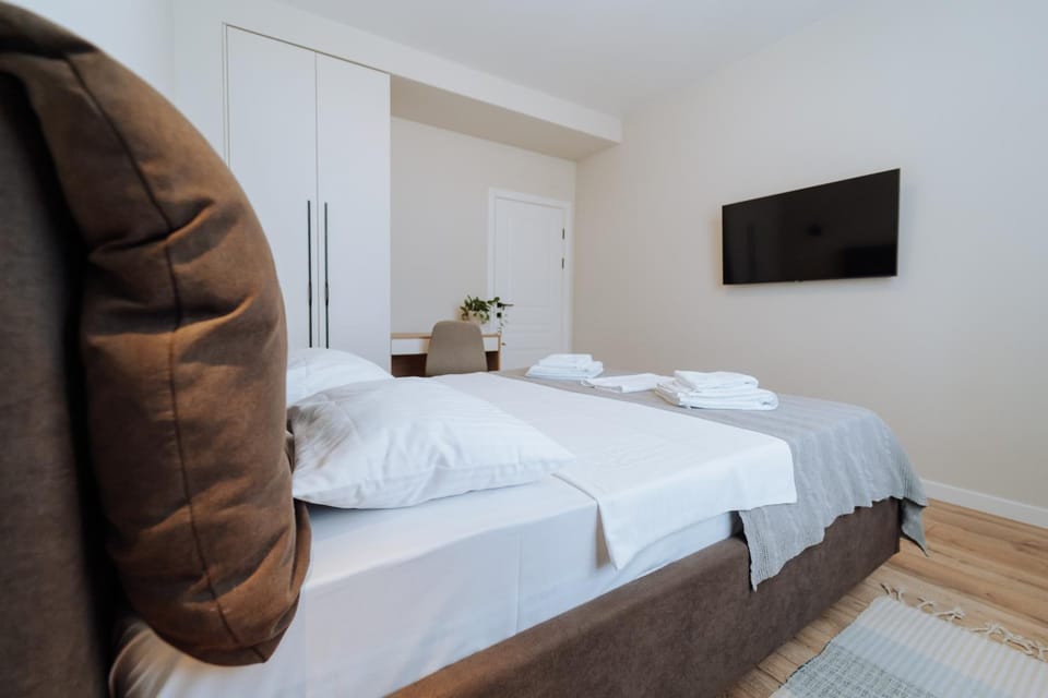 Bed, TV and multimedia, Photo of the whole room, Bedroom, towels, wardrobe