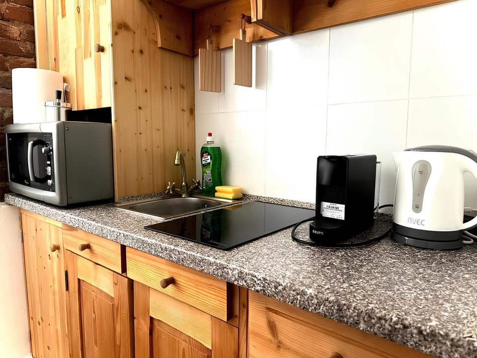 Coffee/tea facilities, Kitchen or kitchenette, stove