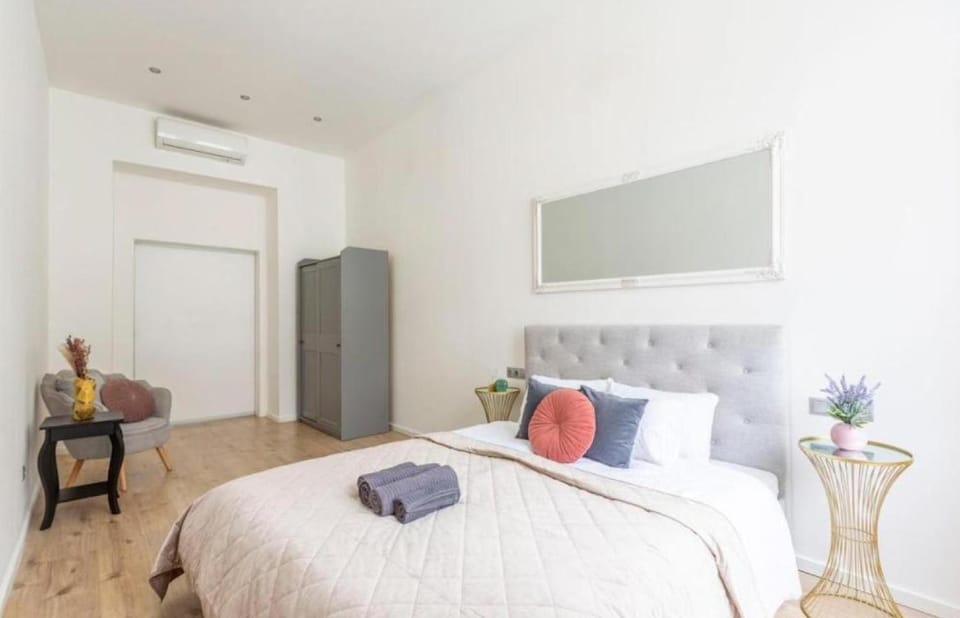 Bed, Bedroom, wardrobe, air conditioner