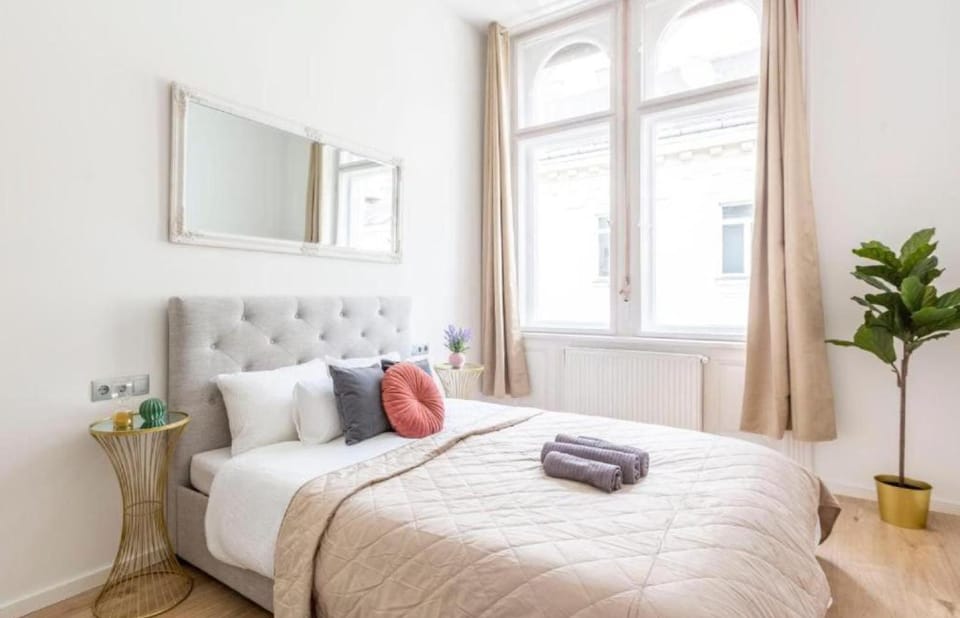 Bed, Bedroom, towels