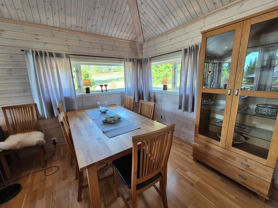 Seating area, Dining area