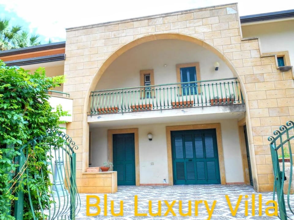 Property building, Facade/entrance, Balcony/Terrace