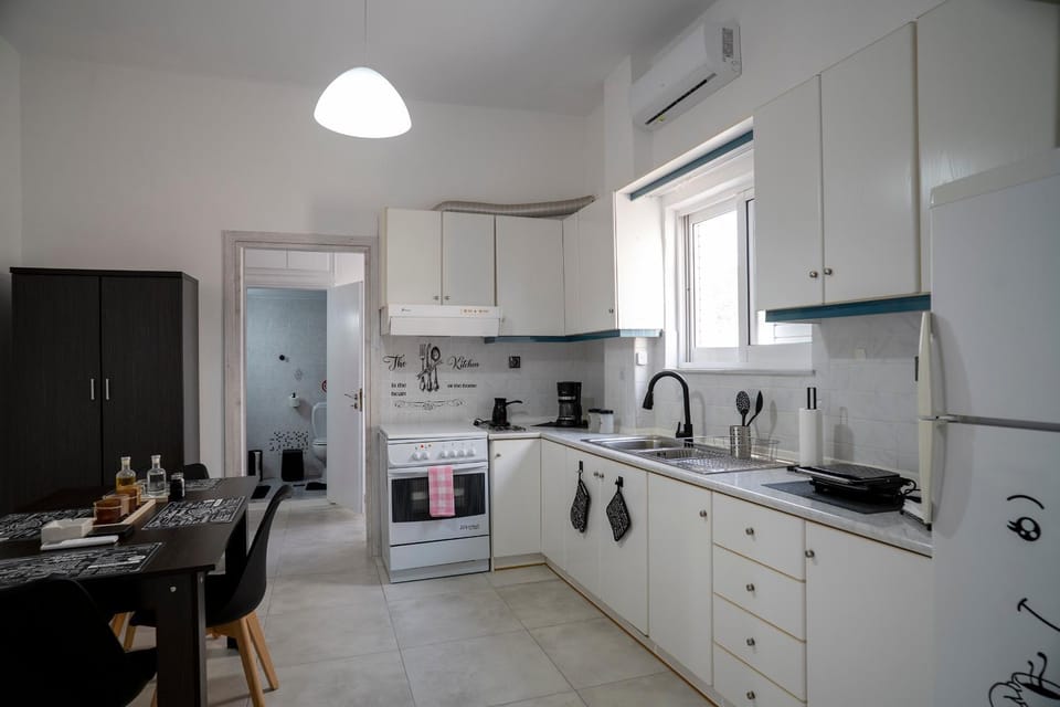 Coffee/tea facilities, Kitchen or kitchenette, Dining area, oven, stove, toaster