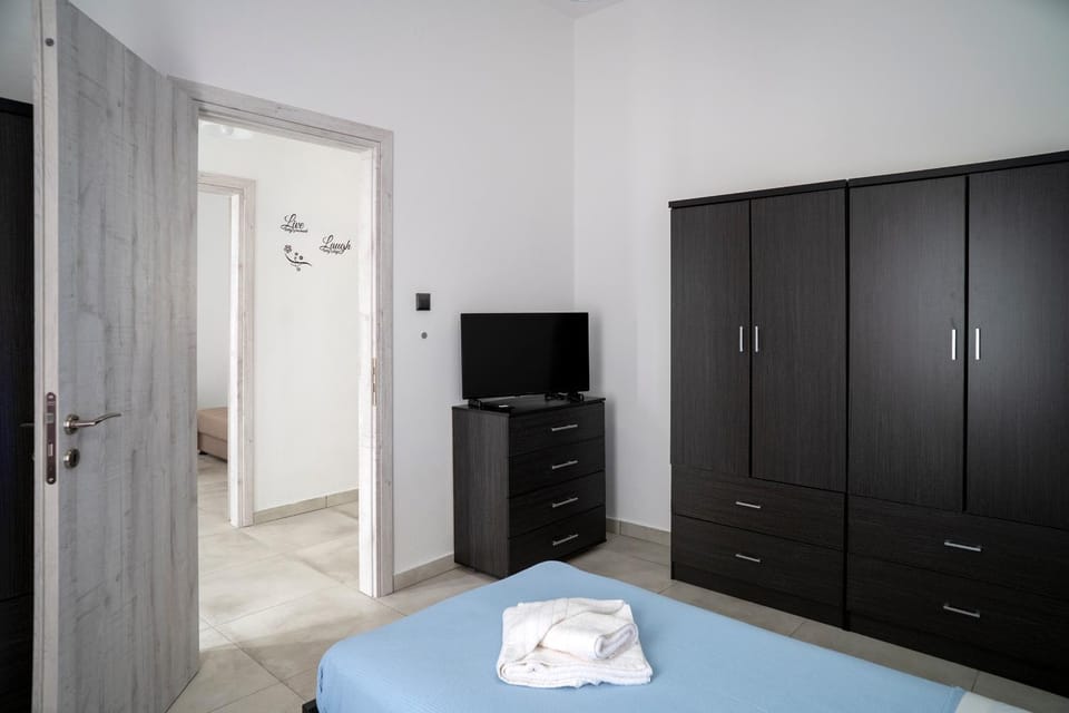Bed, TV and multimedia, Photo of the whole room, Bedroom, towels, wardrobe
