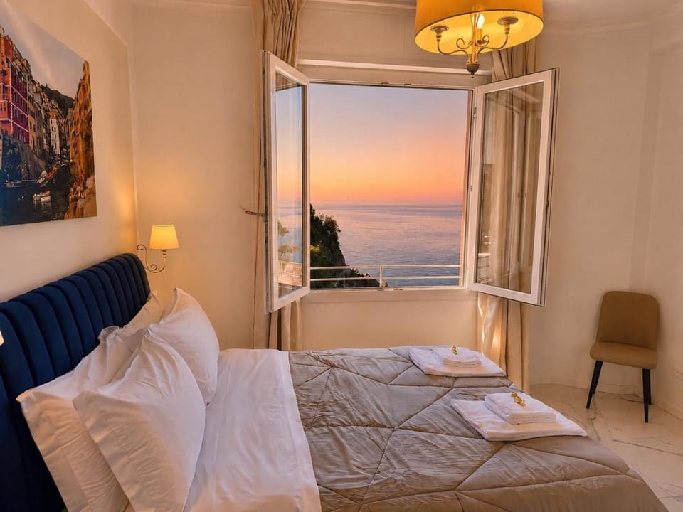 Vertigini Suites, Il Rifugio dell Amore per SOLE COPPIE , A 50m dalla Stazione e dalla Via dell Amore con Vista Mare e Intimità Appagante Bed and Breakfast in Riomaggiore