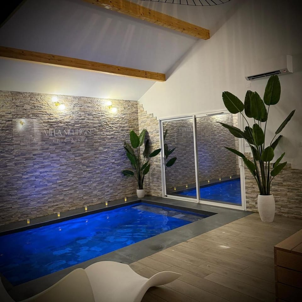 Maison privative avec piscine intérieure, spa, sauna, cinéma et billard Villa in Bourgogne-Franche-Comté