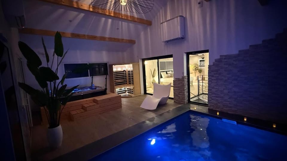 Maison privative avec piscine intérieure, spa, sauna, cinéma et billard Villa in Bourgogne-Franche-Comté