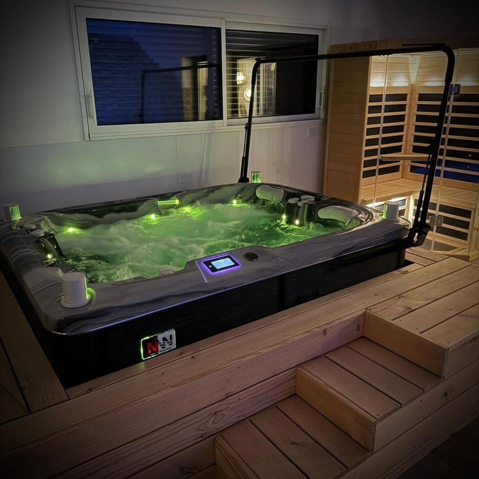 Maison privative avec piscine intérieure, spa, sauna, cinéma et billard Villa in Bourgogne-Franche-Comté