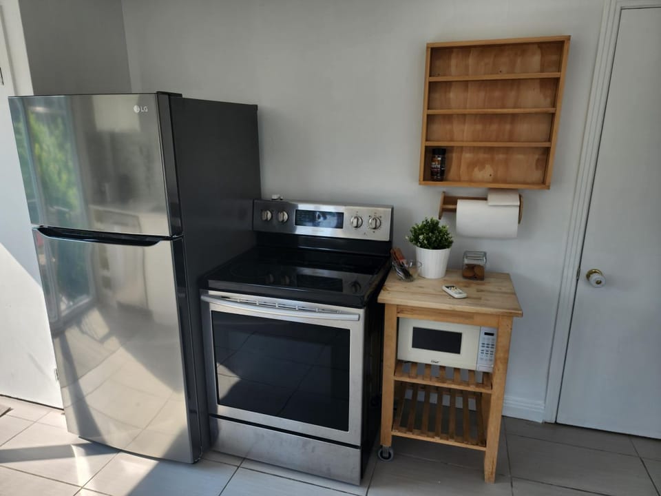 Large & bright 3 bedroom in MTL Apartment in Montreal