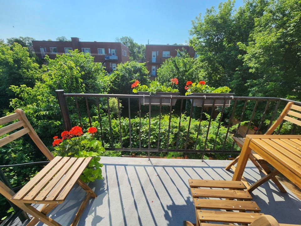 Large & bright 3 bedroom in MTL Apartment in Montreal