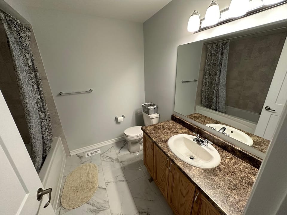 Lovely 2 bedroom 2 bath House in Ottawa
