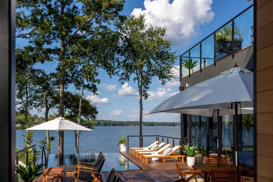 Property building, Patio, Balcony/Terrace, Lake view, sunbed