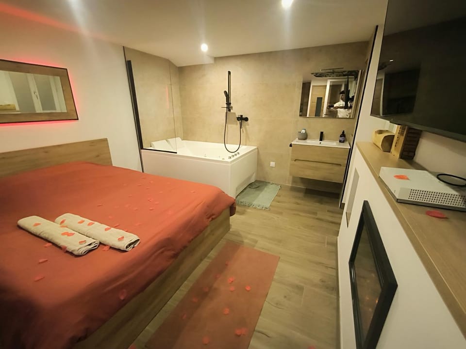 Love Room, studio Woody Spa , Balnéo Apartment in Auvergne-Rhône-Alpes