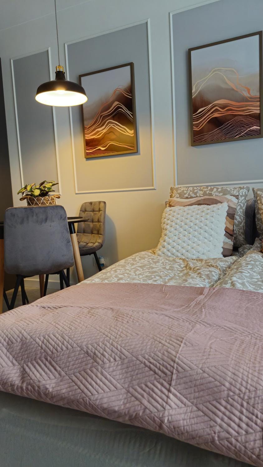 Bed, Living room, Photo of the whole room, Seating area, Bedroom
